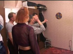 Отчим с друзьями напоили дочку и устроили с ней групповой секс